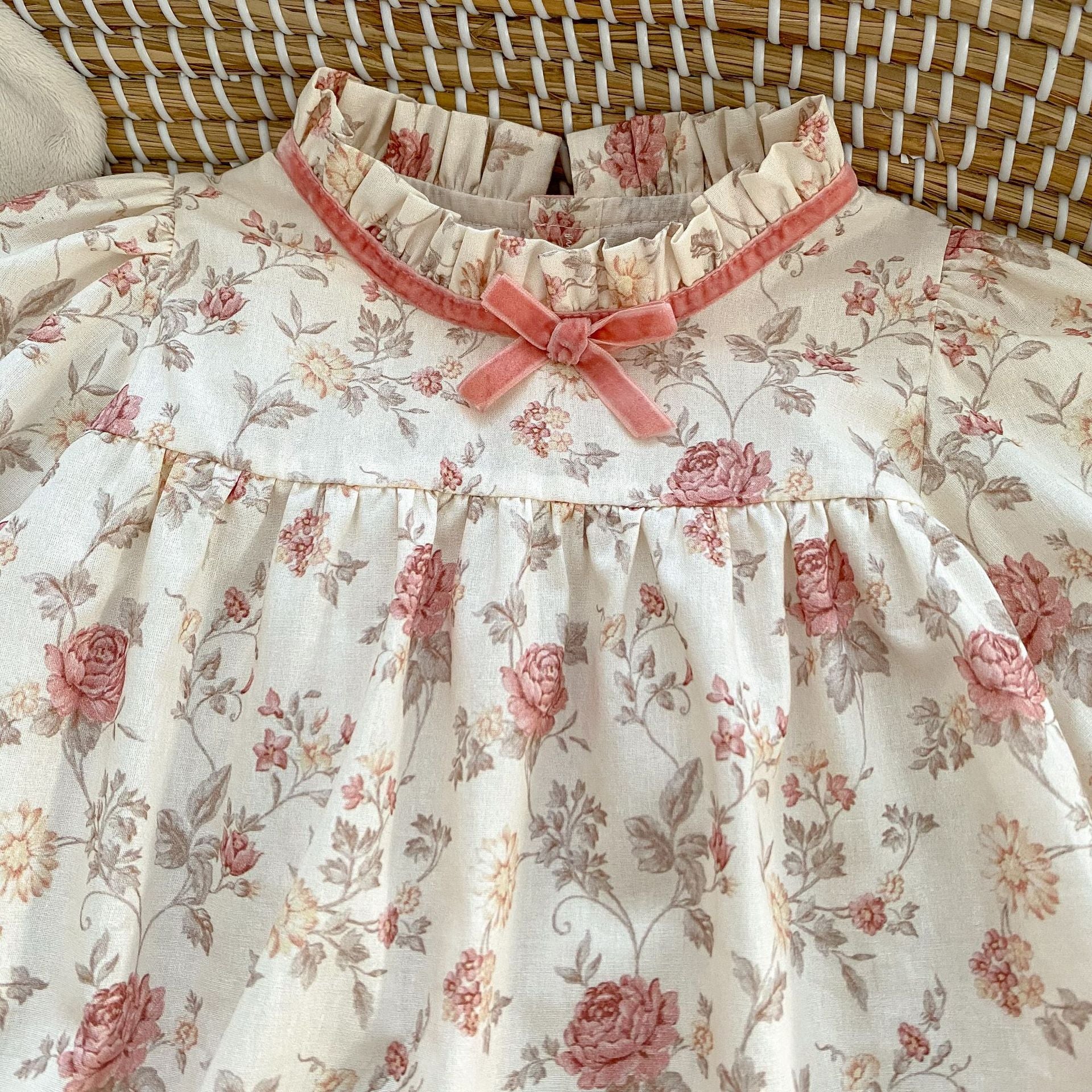 Baby Girl Floral Bow Bodysuit with Stand Collar – Long Sleeve Fall Outfit